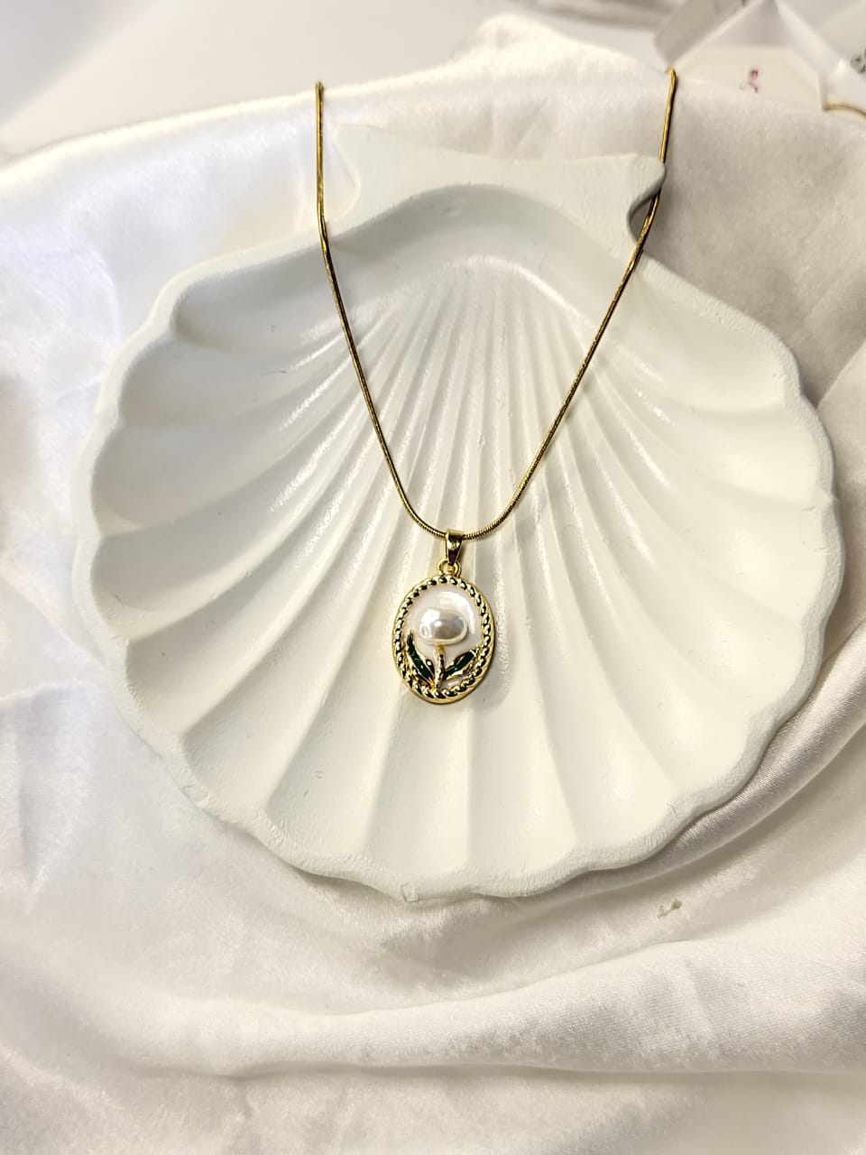White Radiance Pendant