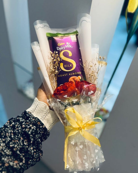 Silky Surprise – Chocolate & Rose Mini Bouquet